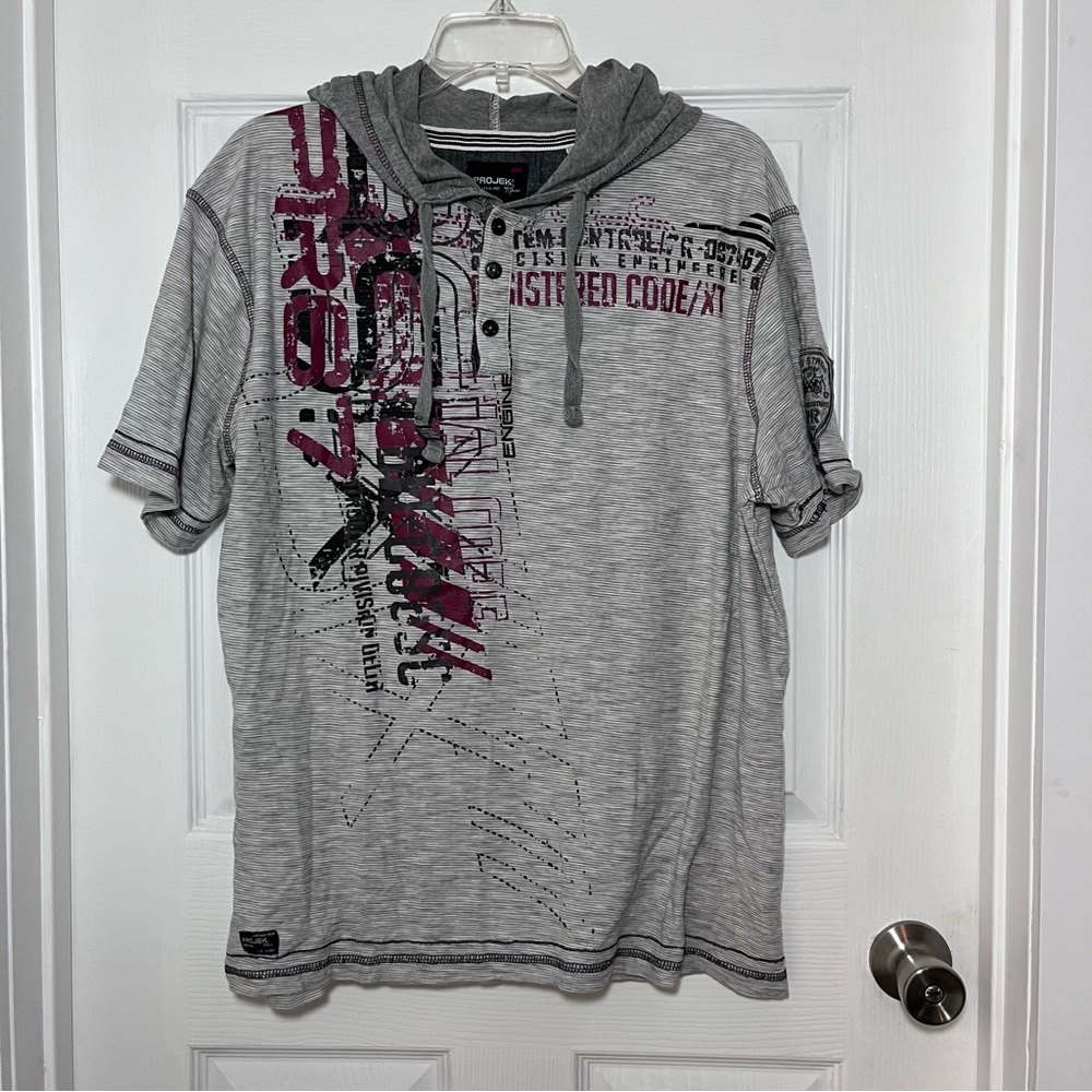 Projek Raw Men's Gray Short-Sleeve Hooded Graphic Tee with Burgundy Accents